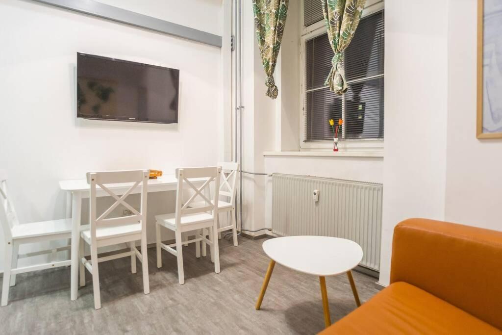 Apartma N'Poznam Tobacna リュブリャナ エクステリア 写真